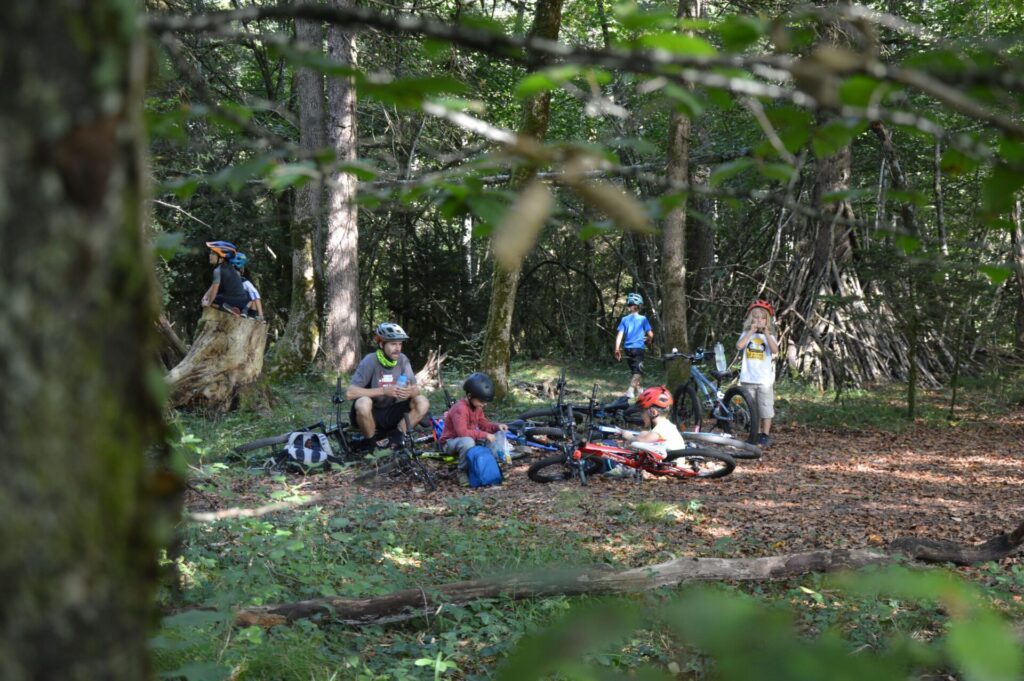 Pause goûter pendant un cours de vélo Bike Experience pour les enfants